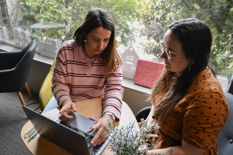 Florence Giesen, conseil et accompagnement en santé numérique, en réunion avec une porteuse de projet