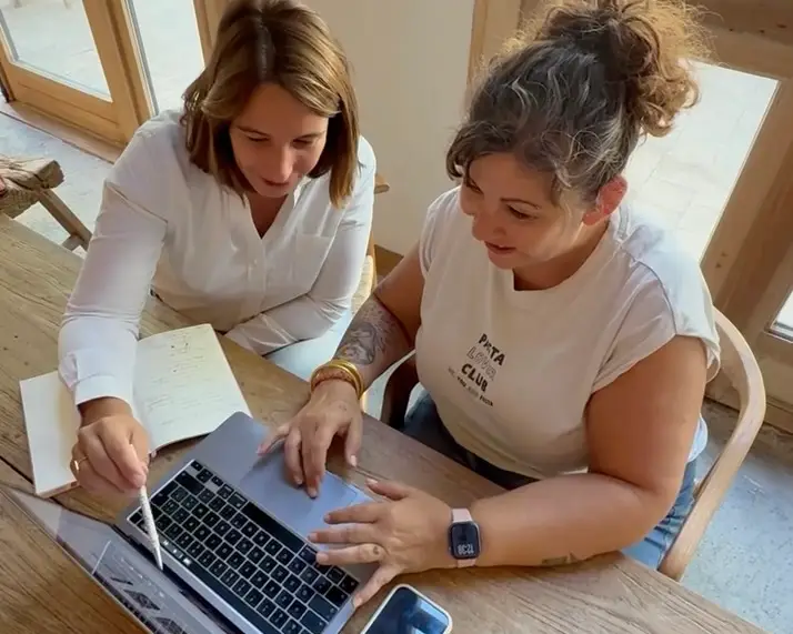 Concevoir son logiciel ou son application en santé pour l’autofinancement. Florence Giesen (à gauche) et une porteuse de projet en e-santé (à droite).