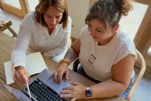 Concevoir son logiciel ou son application en santé pour l’autofinancement. Florence Giesen (à gauche) et une porteuse de projet en e-santé (à droite).